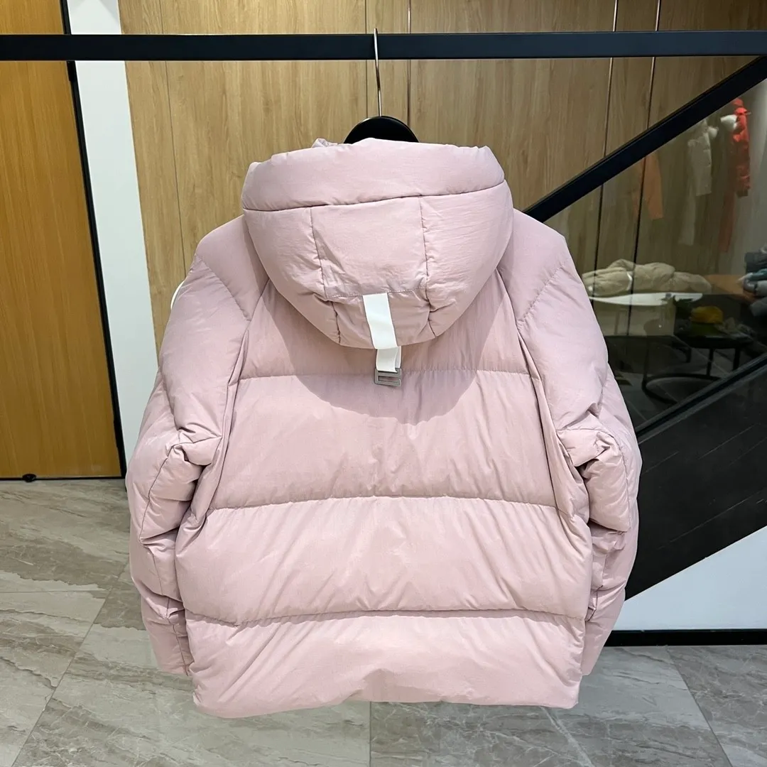 P760 Capsule Series #Exclusive First Release #𝘾𝘼𝙉𝘼𝘿𝘼 𝙂𝙊𝙊𝙎𝙀𝙅𝙪𝙣𝙘𝙩𝙞𝙤𝙣 Top Original Core Private Chat CANADA GOOSE White Label STELS Series Junction Pastel Parker Top Original Product color: Beichen white, melting water blue, stone gray, soft light pink, moonlight lime Size: XS, S, M, L, XL Junction Parker pastel light weight, warm. The Junction Parker is made from soft EnduraLuxe fabric with CORDURA for added durability in high-wear areas, making it lightweight and durable. Features a removable hood for easy transition into warmer weather. Featuring white trim, this parka complements the muted fabric colors and brings a breath of fresh air into the colder months.  Materials List: Details Product Features Removable premium insulated hood is two-way adjustable and padded with down for greater softness around the head and neck Length: Hip-length and warm.  Fabric: Wear-resistant knitting technology: CORDURA fabric is used to reinforce wear-prone areas to improve durability. The inner strap can be worn on the shoulders to free up your hands. The down placket is designed with an invisible snap button closure above the two-way zipper to prevent wind and warmth. Unzips from the bottom to increase range of motion or improve breathability Ribbed knit cuffs add comfort and lock in heat Internal drawstring at hem to block cold wind 3 exterior pockets: Fleece-lined handwarmer pockets with two-way zipper closure for easy access to items. Security pocket with zipper closure under the fly · 2 internal pockets: drop-in pocket Note: As we all know, the original version is made of 80% white duck down, and the fill power refers to the cubic inches of volume occupied by each ounce (30 grams) of down under certain conditions. If one ounce of down occupies 500 cubic inches, the fill power of the down is 500. So we can simply understand it as: fill power is the volume of down, and the volume of down is fill power. The higher the fill power of down, it means that under the same filling amount, down can fix a larger volume of air layer to keep warm and insulate, so the warmth retention of down is better.  Summary: Note: Some merchants add waste silk, 50 velvet, hand-feel velvet, etc. to the filling in order to maximize profits during the production process! It is said to be 90% white duck down, purchasing agent level, or even more exaggeratedly said to be 90% white goose down, to fool the layman! (You can consult the official website. All styles are made of white duck down.) At the same time, I will teach you a more practical trick: buy one from Tmall, and buy another from a merchant you trust at the same time, and come back to compare the details. (Tmall provides 7-day no-reason return and exchange, and MT does not affect secondary sales and provides 15-day no-reason return and exchange.) ⚠️ Remember the principle of getting what you pay for! Don't be greedy for small gains, or you will suffer big losses! Every customer is welcome to ask questions and we will continue to improve product quality and service!